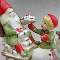 porcelæns julemand grøn, rød hvid på slæde med gaver og barn gammelt julepynt